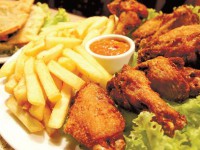 Frango a passarinho com fritas